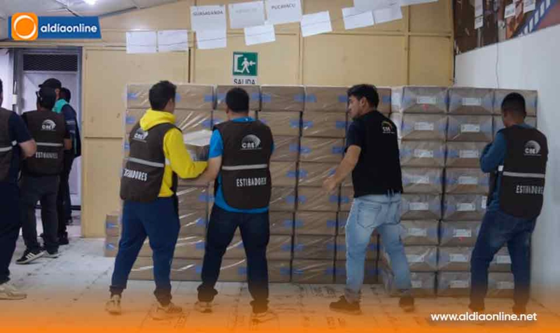 CNE COTOPAXI RECIBE LOS PAQUETES ELECTORALES PARA EL REFERÉNDUM Y CONSULTA POPULAR 2025