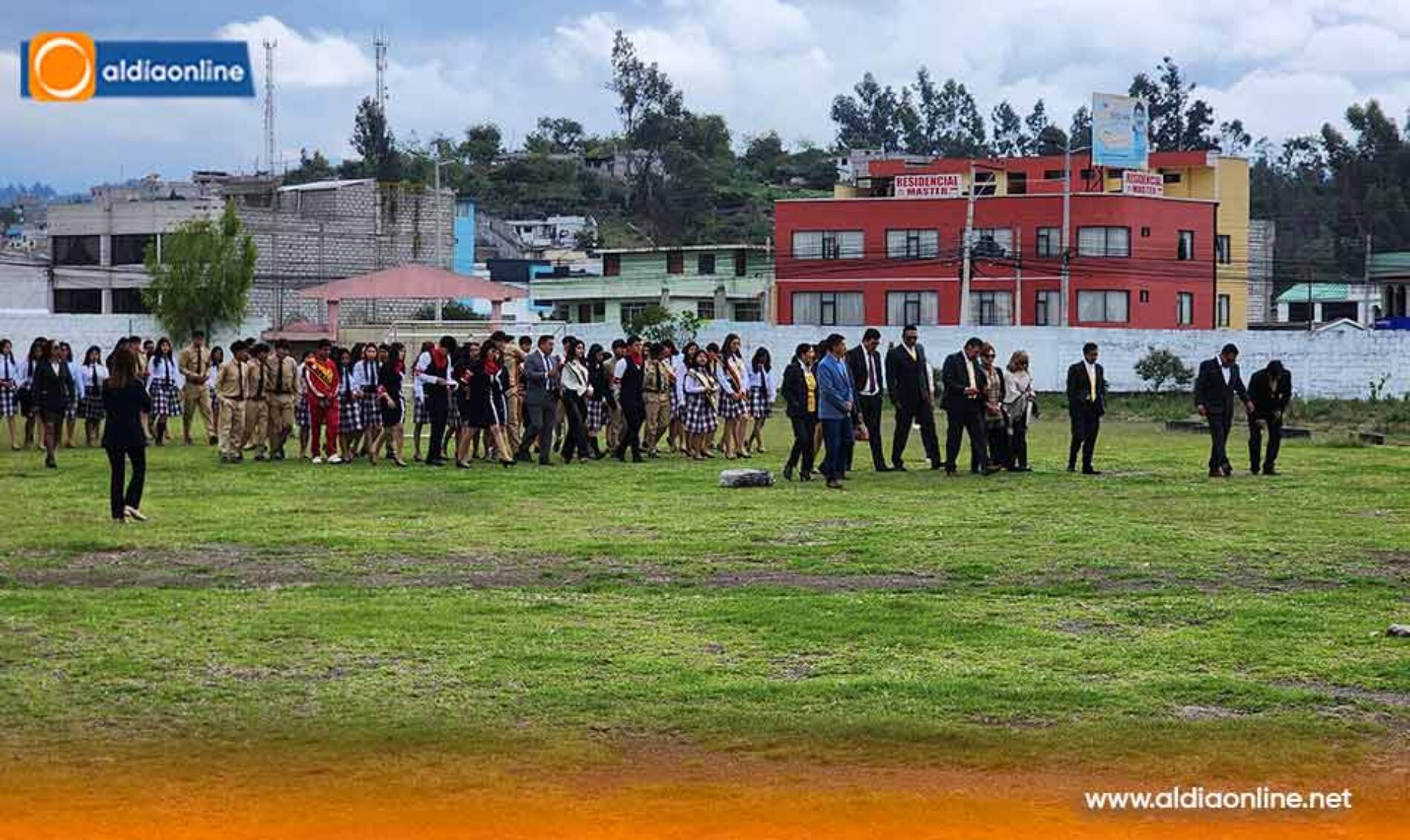 GAD MUNICIPAL RINDE HOMENAJE A LA UNIDAD EDUCATIVA SALCEDO EN SU ANIVERSARIO INSTITUCIONAL
