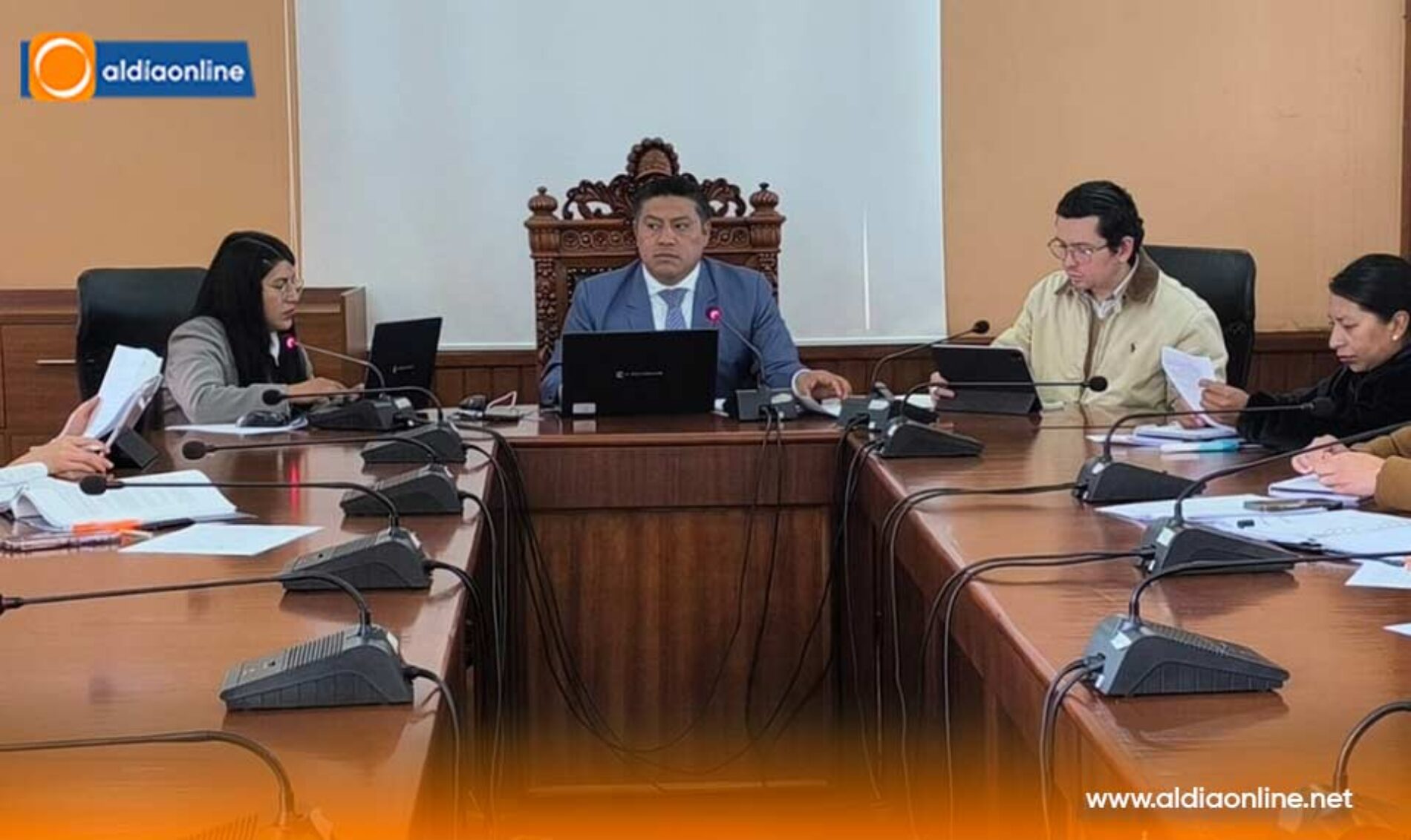 COMISIÓN DE SERVICIOS PÚBLICOS AVANZA EN LA CONSTRUCCIÓN DE ORDENANZA DE ESTUDIANTINA MUNICIPAL DE SALCEDO