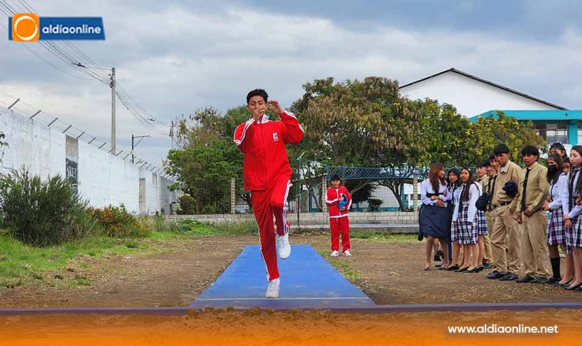 GAD MUNICIPAL RINDE HOMENAJE A LA UNIDAD EDUCATIVA SALCEDO EN SU ANIVERSARIO INSTITUCIONAL