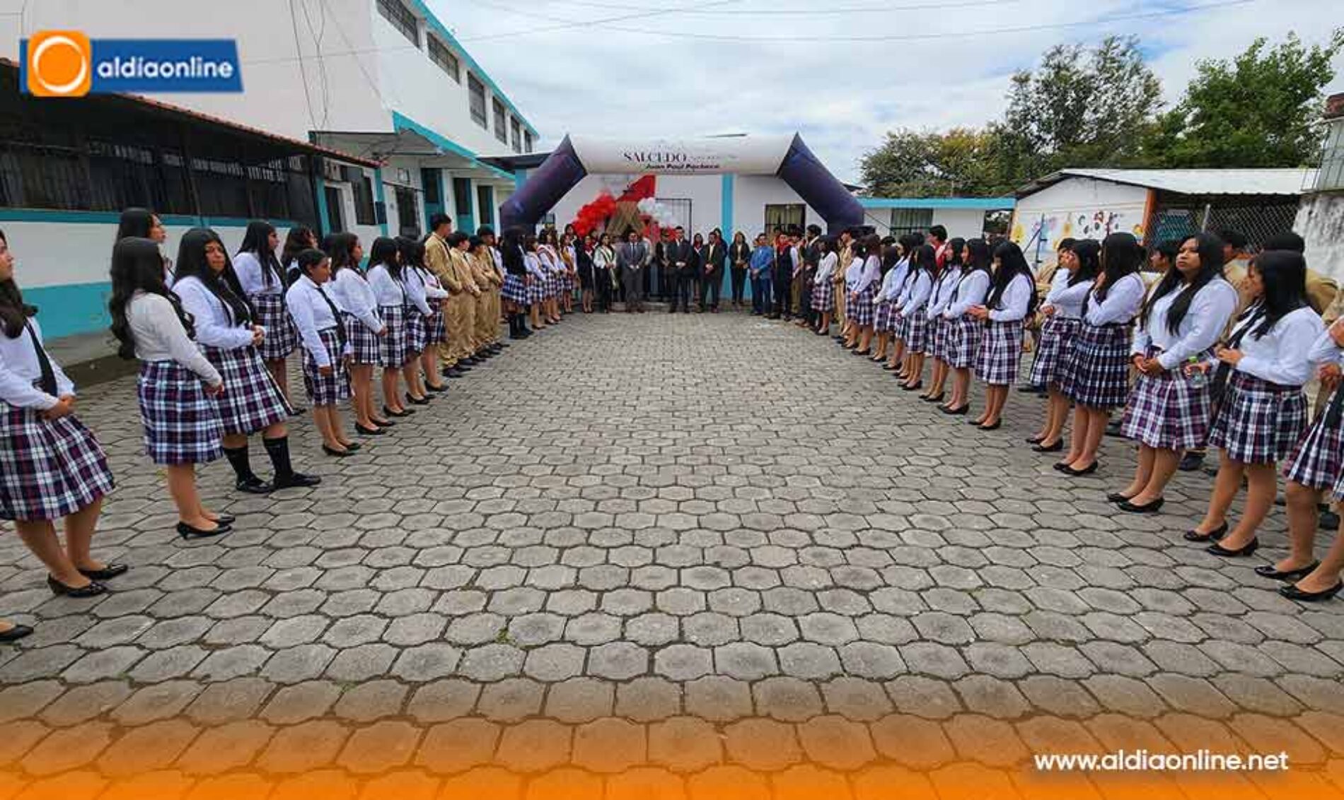 GAD MUNICIPAL RINDE HOMENAJE A LA UNIDAD EDUCATIVA SALCEDO EN SU ANIVERSARIO INSTITUCIONAL