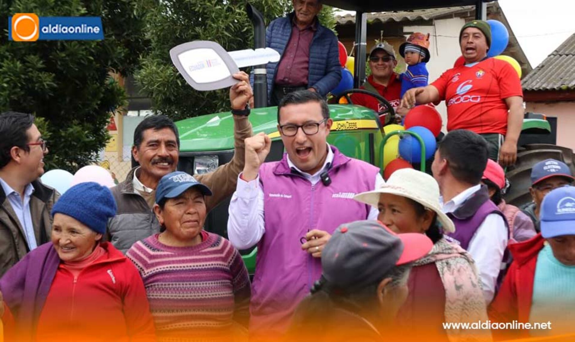 GOBERNADOR DE COTOPAXI ENTREGA TRACTORES EN TOACASO Y RATIFICA CONTINUAR TRABAJANDO HASTA DECISIÓN DEL GOBIERNO NACIONAL