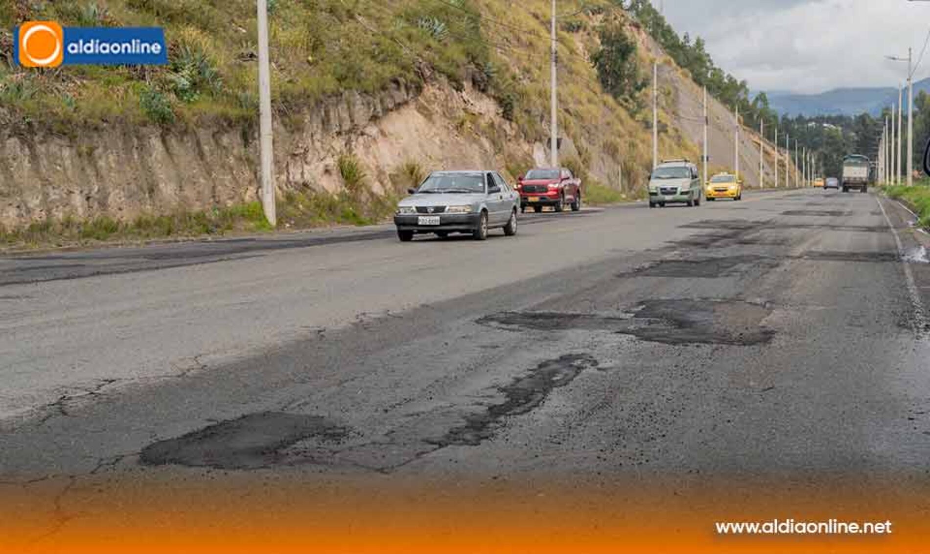 PREFECTURA DE COTOPAXI EJECUTA BACHEO EMERGENTE EN LA VÍA LATACUNGA–PUJILÍ ANTE DETERIORO VIAL