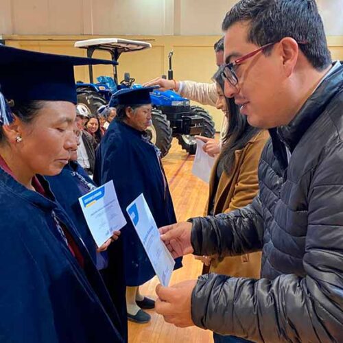 MÁS DE 400 PRODUCTORES DE COTOPAXI RECIBEN MAQUINARIA AGRÍCOLA, TÍTULOS DE PROPIEDAD, CARNETS Y CERTIFICADOS AFC