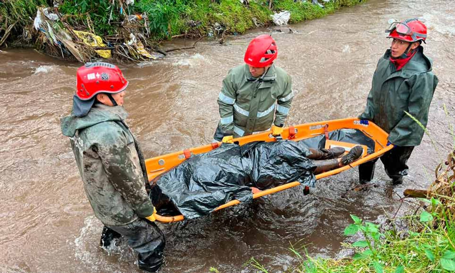 BOMBEROS RESCATAN CUERPO SIN SIGNOS VITALES EN EL RÍO ALÁQUEZ