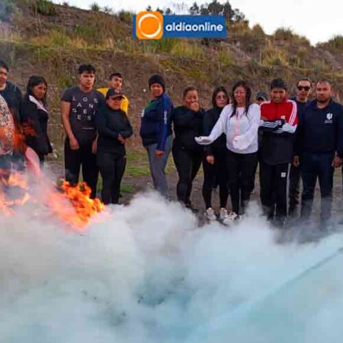 BOMBEROS DE LATACUNGA REFUERZAN A 45 VOLUNTARIOS DE GESTIÓN DE RIESGO EN UNA JORNADA DE ALTO IMPACTO