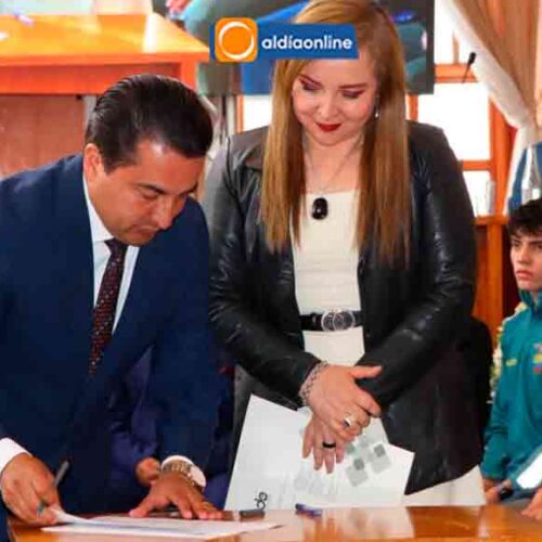 MUNICIPIO DE LATACUNGA FIRMÓ CONTRATO  CON EL BDE PARA LA CONSTRUCCIÓN DE  PUENTE EN LA CIUDADELA “JAIME HURTADO”