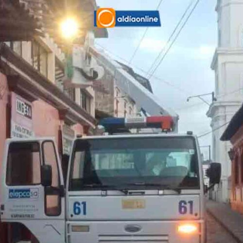 ELEPCO S.A RESTABLECE ALUMBRADO  PÚBLICO EN LA CALLE QUITO ANTE EL LLAMADO DE LA CIUDADANÍA