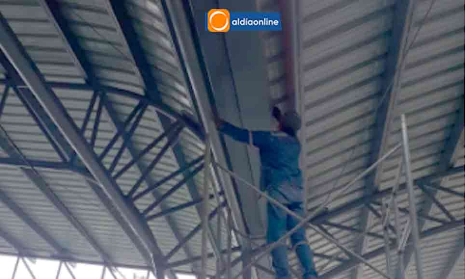 MALOS HÁBITOS CIUDADANOS CAUSARON FILTRACIONES EN LA NUEVA CUBIERTA DE LA PLAZA 18 DE OCTUBRE Y CORRE GARANTÍA TÉCNICA