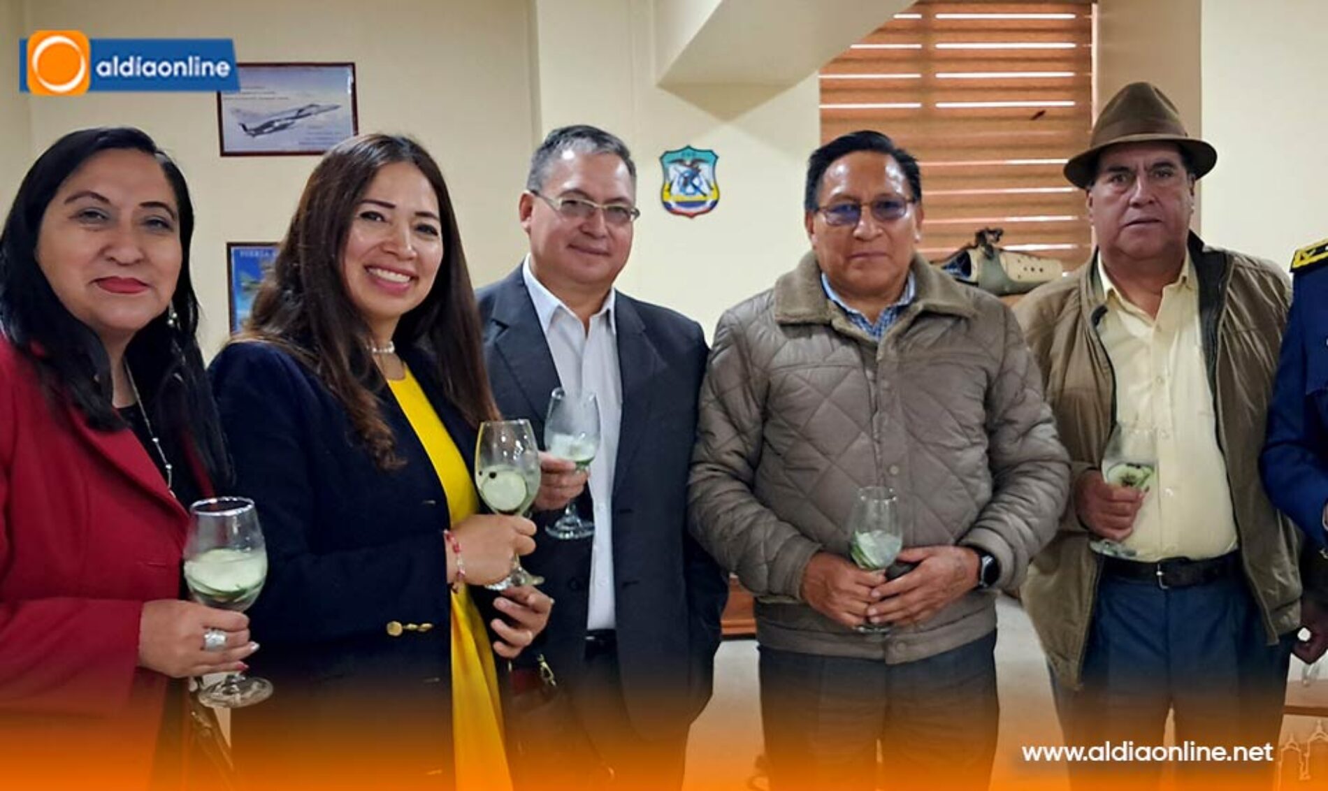 ESCUELA DE PERFECCIONAMIENTO DE AEROTÉCNICOS CONDECORA AL ESTANDARTE PATRIO POR LABOR SOLIDARIA EN SALCEDO