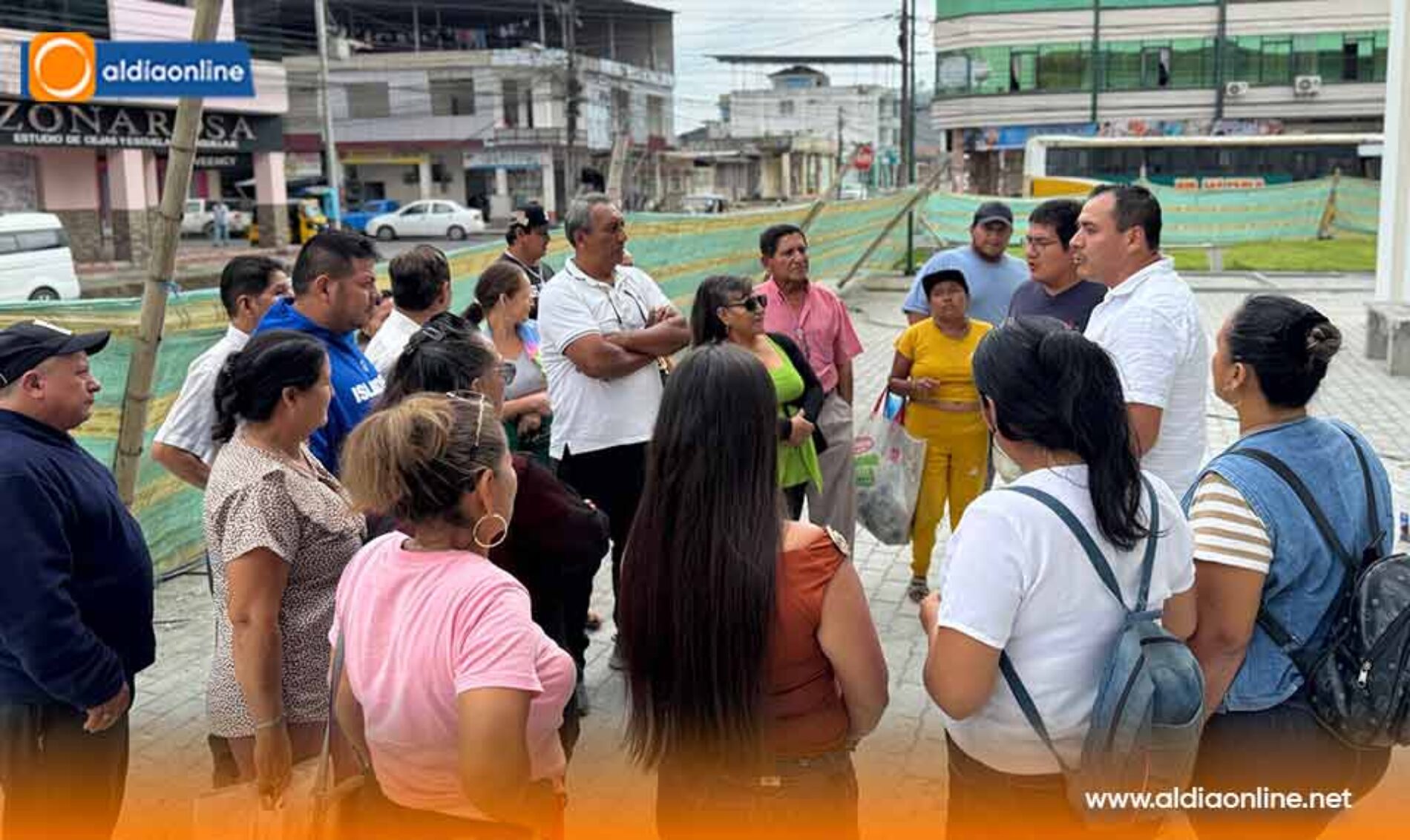 COMERCIANTES DE LA MANÁ RECORREN EL NUEVO MERCADO CENTRAL