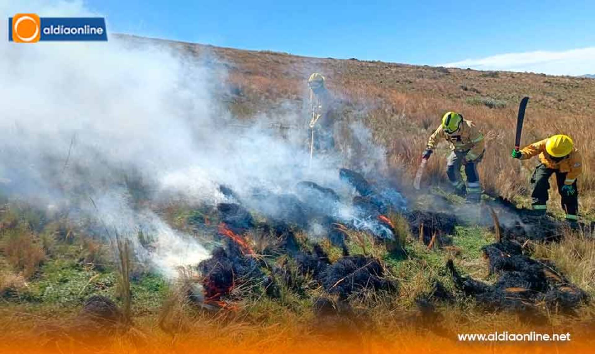 BOMBEROS DE LATACUNGA CONTROLAN INCENDIO FORESTAL EN SALAYAMBO