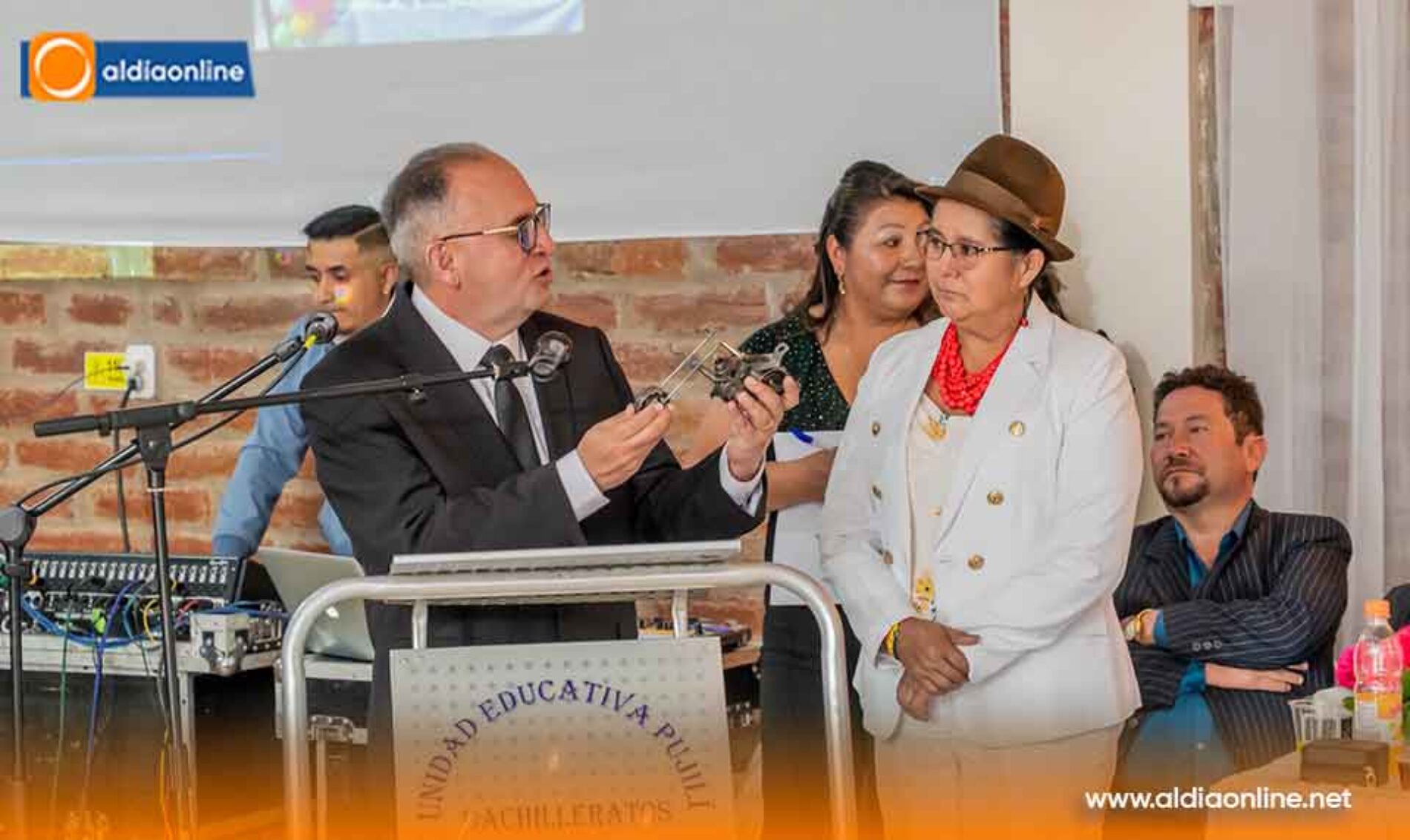 LOURDES TIBÁN RECIBE RECONOCIMIENTO COMO “TRABAJADORA EJEMPLAR DEL ECUADOR” EN ANIVERSARIO DEL COLEGIO TÉCNICO PUJILÍ