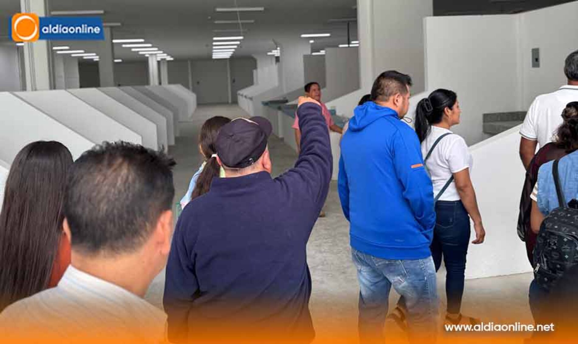 COMERCIANTES DE LA MANÁ RECORREN EL NUEVO MERCADO CENTRAL