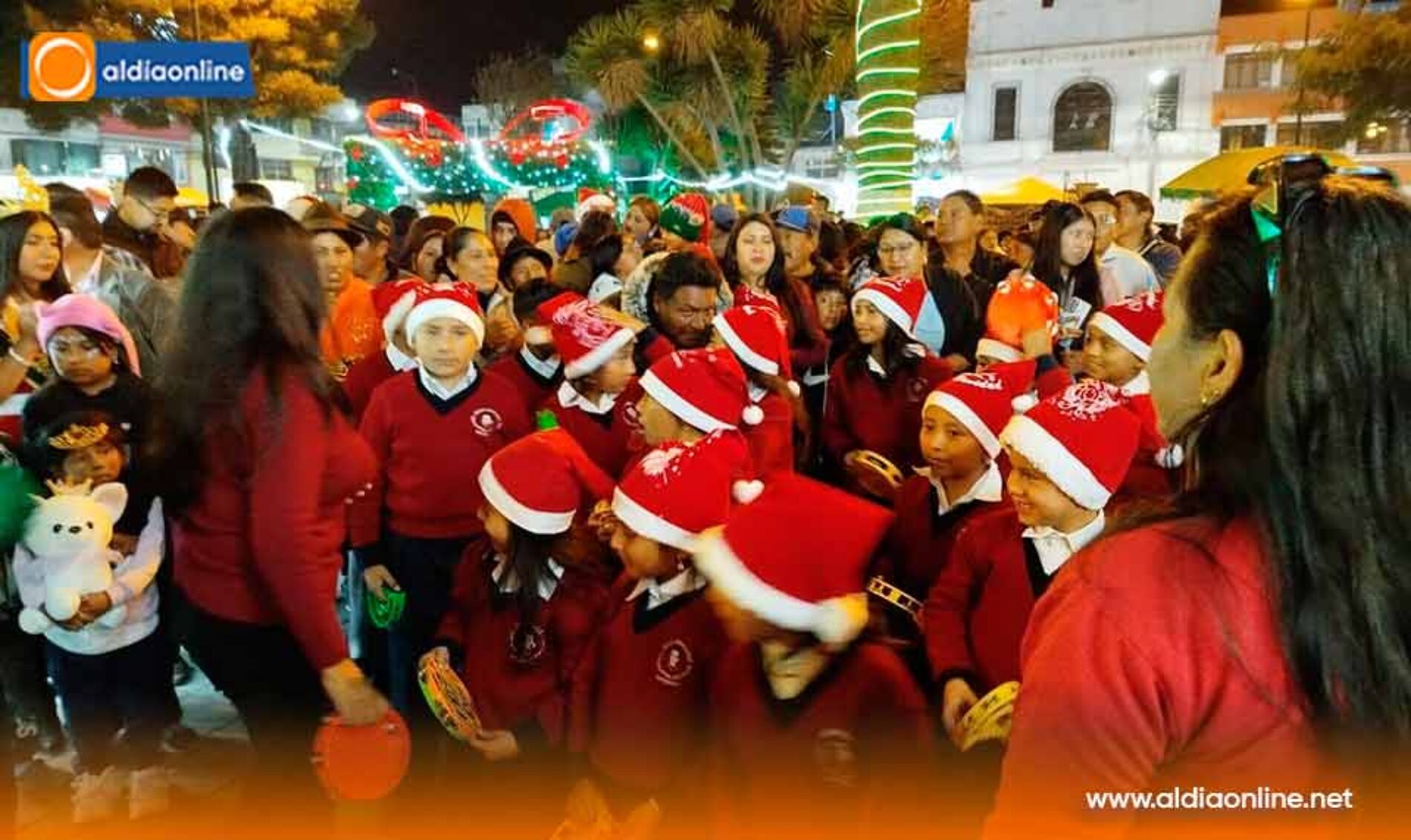 SAQUISILÍ ENCENDIÓ LA MAGIA DE LA NAVIDAD CON UN EMOTIVO ACTO EN EL PARQUE CENTRAL