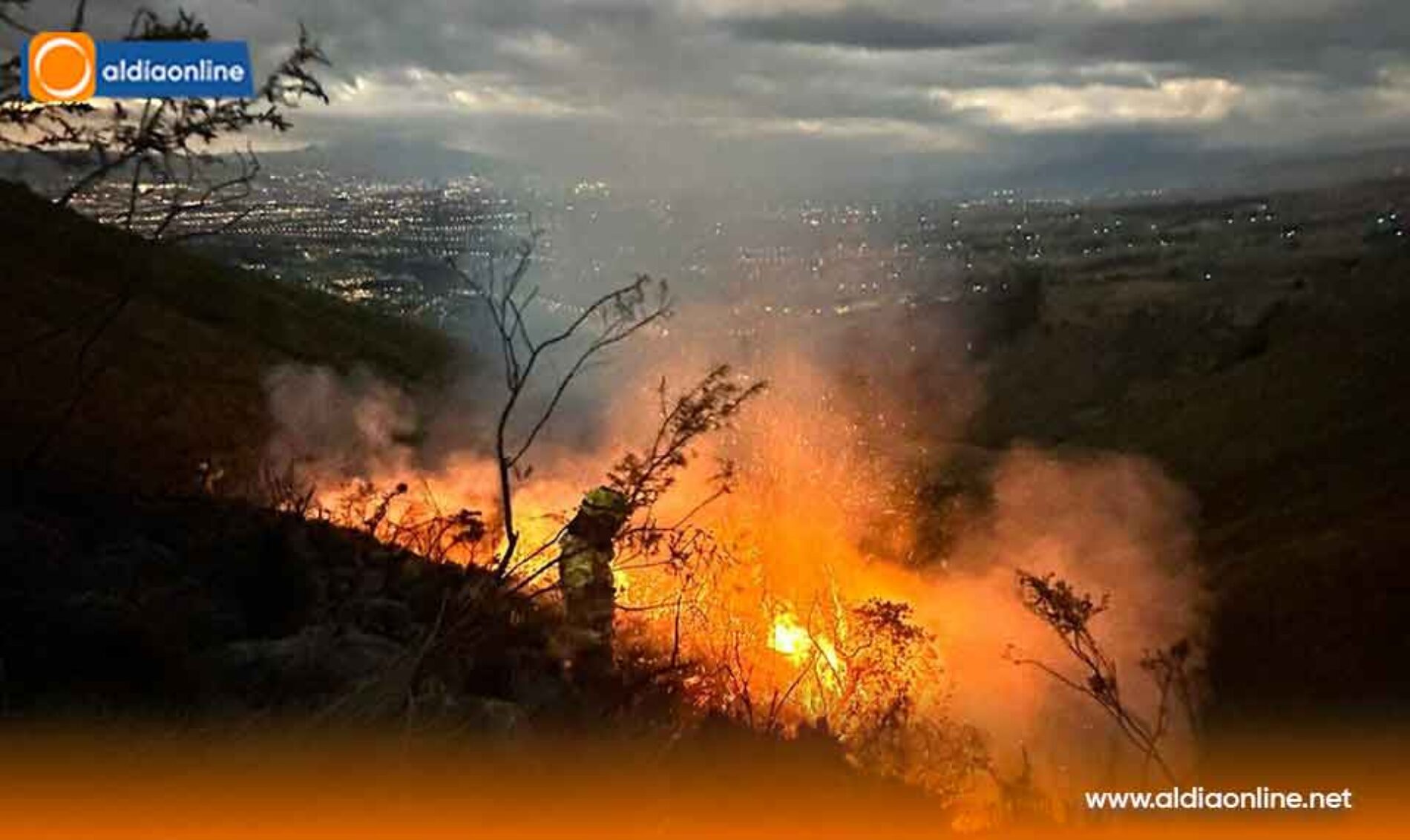 BOMBEROS DE LA COMPAÑÍA X3-NINTINACAZO CONTROLAN QUEMA FORESTAL EN EL CERRO PUTZALAHUA