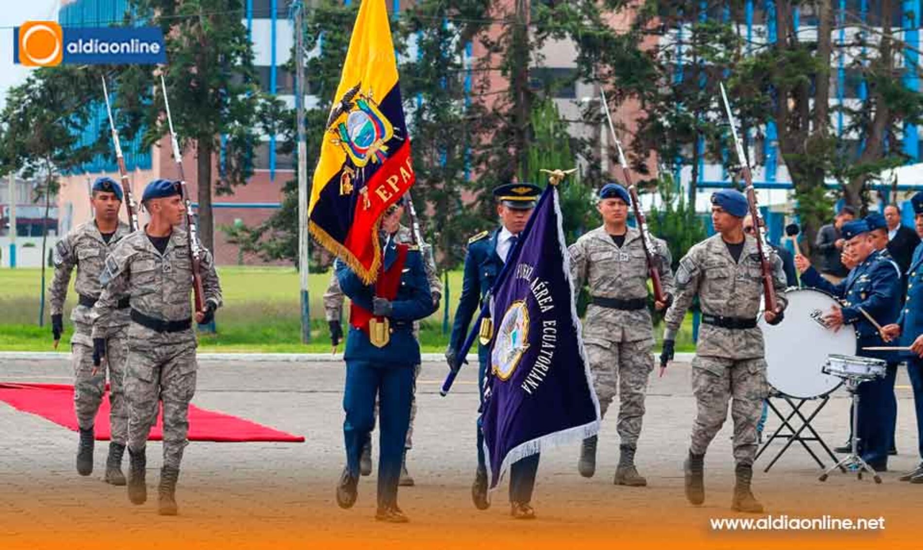 ESCUELA DE PERFECCIONAMIENTO DE AEROTÉCNICOS CONDECORA AL ESTANDARTE PATRIO POR LABOR SOLIDARIA EN SALCEDO