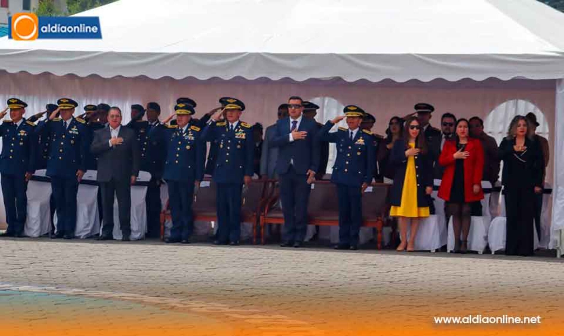 ESCUELA DE PERFECCIONAMIENTO DE AEROTÉCNICOS CONDECORA AL ESTANDARTE PATRIO POR LABOR SOLIDARIA EN SALCEDO