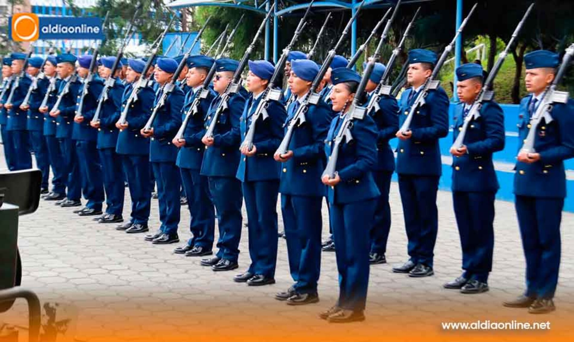 ESCUELA DE PERFECCIONAMIENTO DE AEROTÉCNICOS CONDECORA AL ESTANDARTE PATRIO POR LABOR SOLIDARIA EN SALCEDO