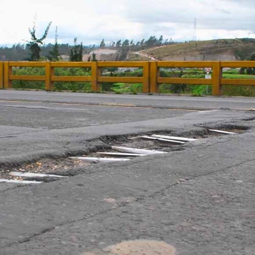 INICIA EL CAMBIO DE JUNTAS DE NEOPRENO PUENTE DE LA AV. ELOY ALFARO (CARRIL DERECHO: SUR  NORTE)