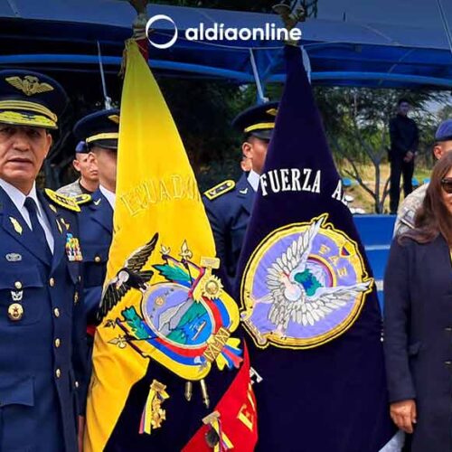 ESCUELA DE PERFECCIONAMIENTO DE AEROTÉCNICOS CONDECORA AL ESTANDARTE PATRIO POR LABOR SOLIDARIA EN SALCEDO