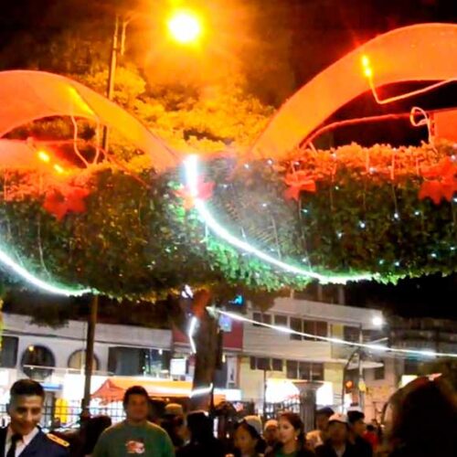 SAQUISILÍ ENCENDIÓ LA MAGIA DE LA NAVIDAD CON UN EMOTIVO ACTO EN EL PARQUE CENTRAL
