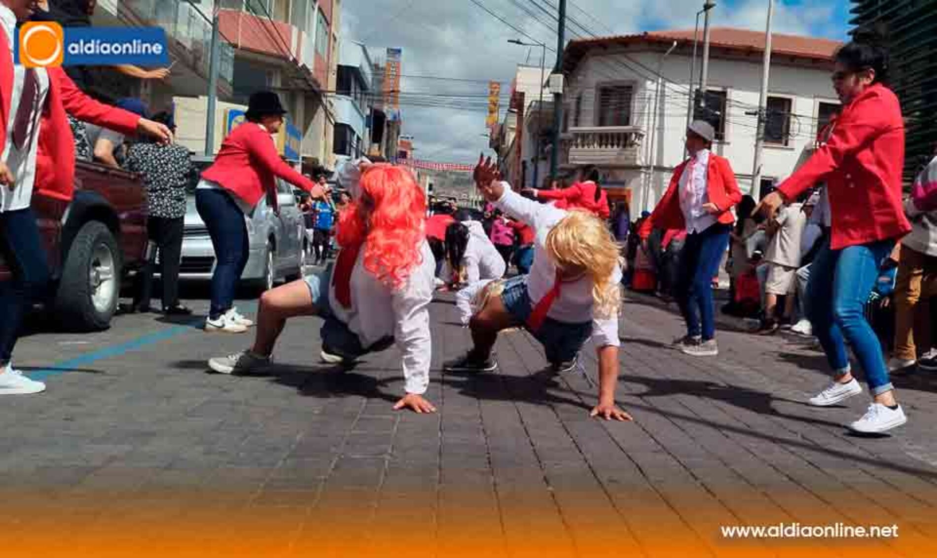 SALCEDO DESPIDIÓ EL 2025 CON ALEGRÍA, SÁTIRA Y COLOR EN EL DESFILE DE PARODIAS