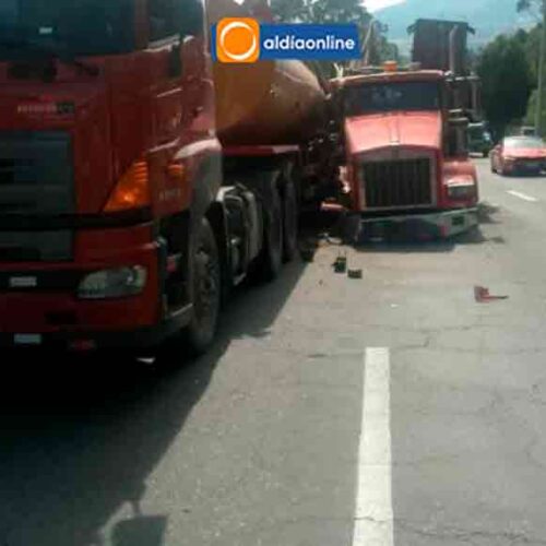 SINIESTRO DE TRÁNSITO ENTRE VEHÍCULOS PESADOS PROVOCÓ DERRAME DE COMBUSTIBLE EN LA AV. SIMÓN BOLÍVAR