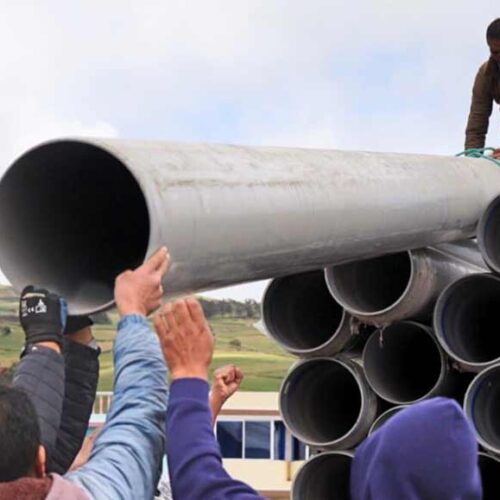 ALCALDE DE SALCEDO ENTREGA MATERIALES PARA OBRA DE AGUA POTABLE QUE BENEFICIARÁ A CINCO COMUNIDADES RURALES