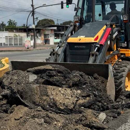 GAD MUNICIPAL DE LA MANÁ EJECUTA TRABAJOS DE FRESADO Y BACHEO EN EL INGRESO AL CANTÓN
