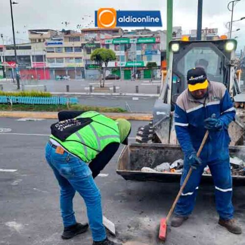 EPAGAL ENTRA EN ACCIÓN Y LIMPIA LATACUNGA TRAS EL DESORDEN DEL AÑO NUEVO