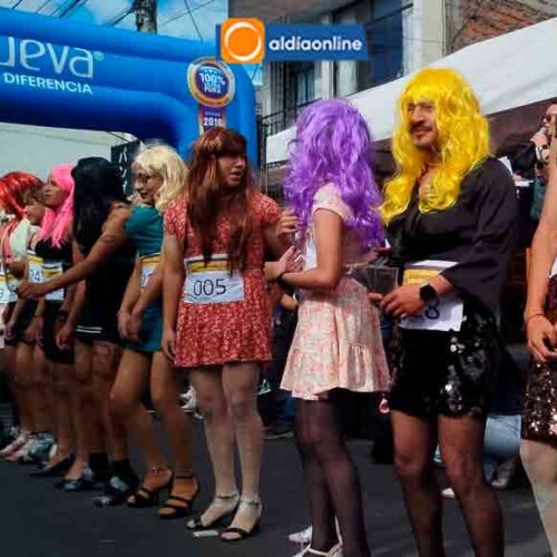 LATACUNGA DESPIDIÓ EL 2025 ENTRE RISAS, TACONES Y TRADICIÓN CON “VIUDAS MASHCAS EN TACONES”