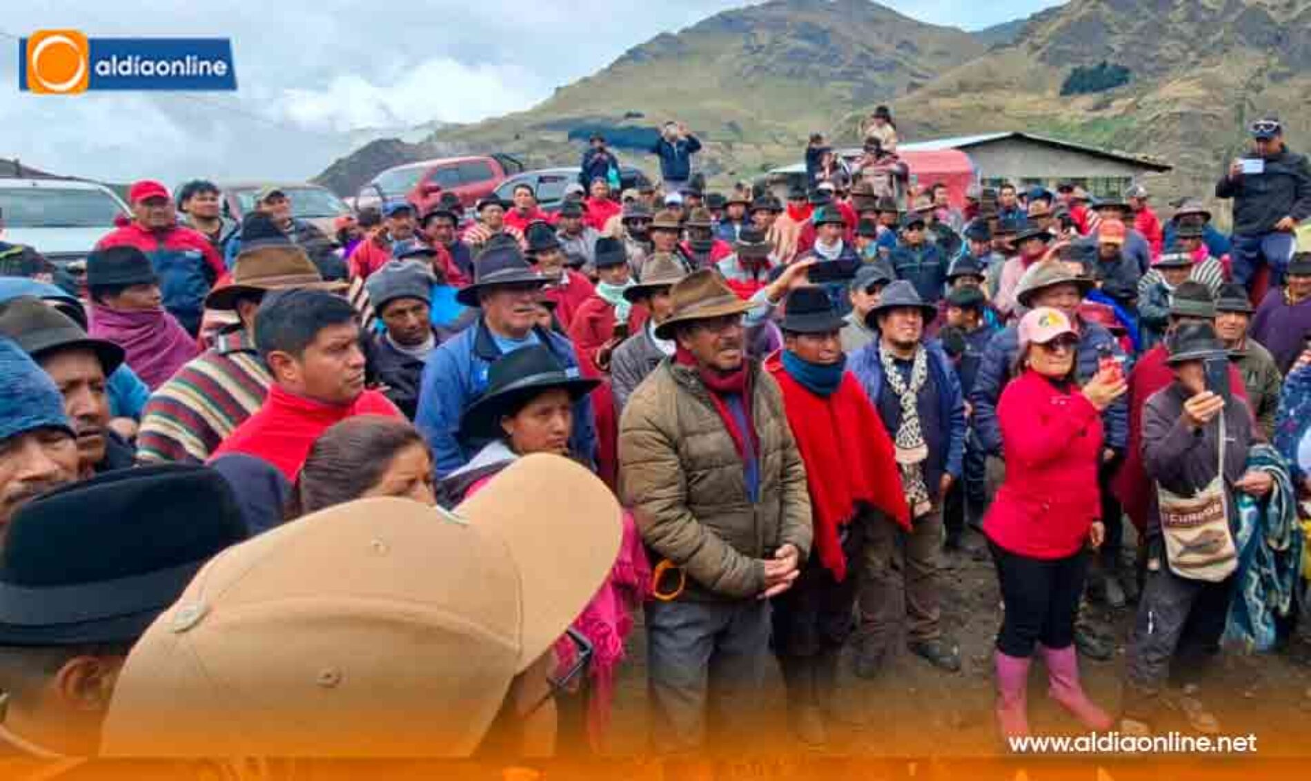 AUTORIDADES Y COMUNIDAD DE ANGAMARCA RECHAZAN INTENTO DE PARALIZACIÓN DE OBRA VIAL CLAVE