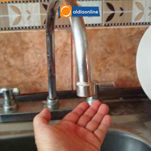 RUPTURA DE TUBERÍA OBLIGA A SUSPENDER A LAS 15H00 EL SERVICIO DE AGUA POTABLE EN SAQUISILÍ (VIDEO)