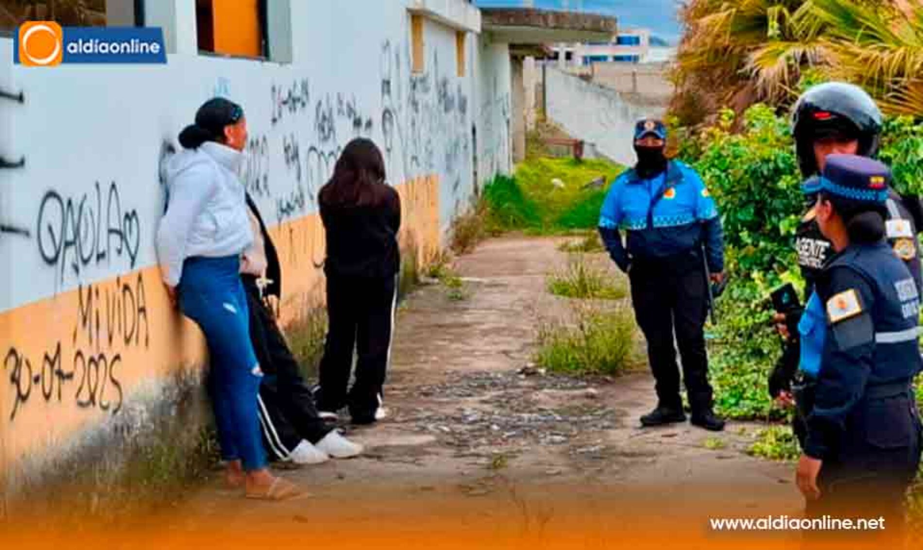 AGENTES DE CONTROL MUNICIPAL Y POLICÍA NACIONAL RECUPERAn ESPACIOS PÚBLICOS ANTE EL AVANCE DEL DESORDEN Y LA INSEGURIDAD