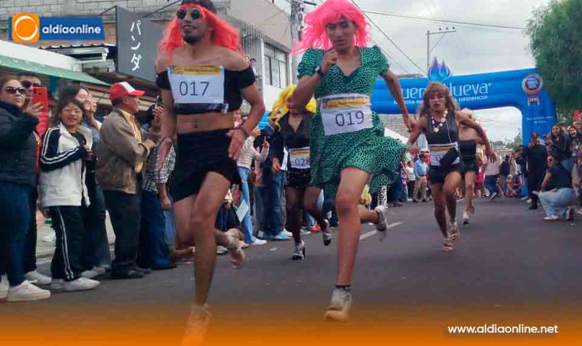 LATACUNGA DESPIDIÓ EL 2025 ENTRE RISAS, TACONES Y TRADICIÓN CON “VIUDAS MASHCAS EN TACONES”