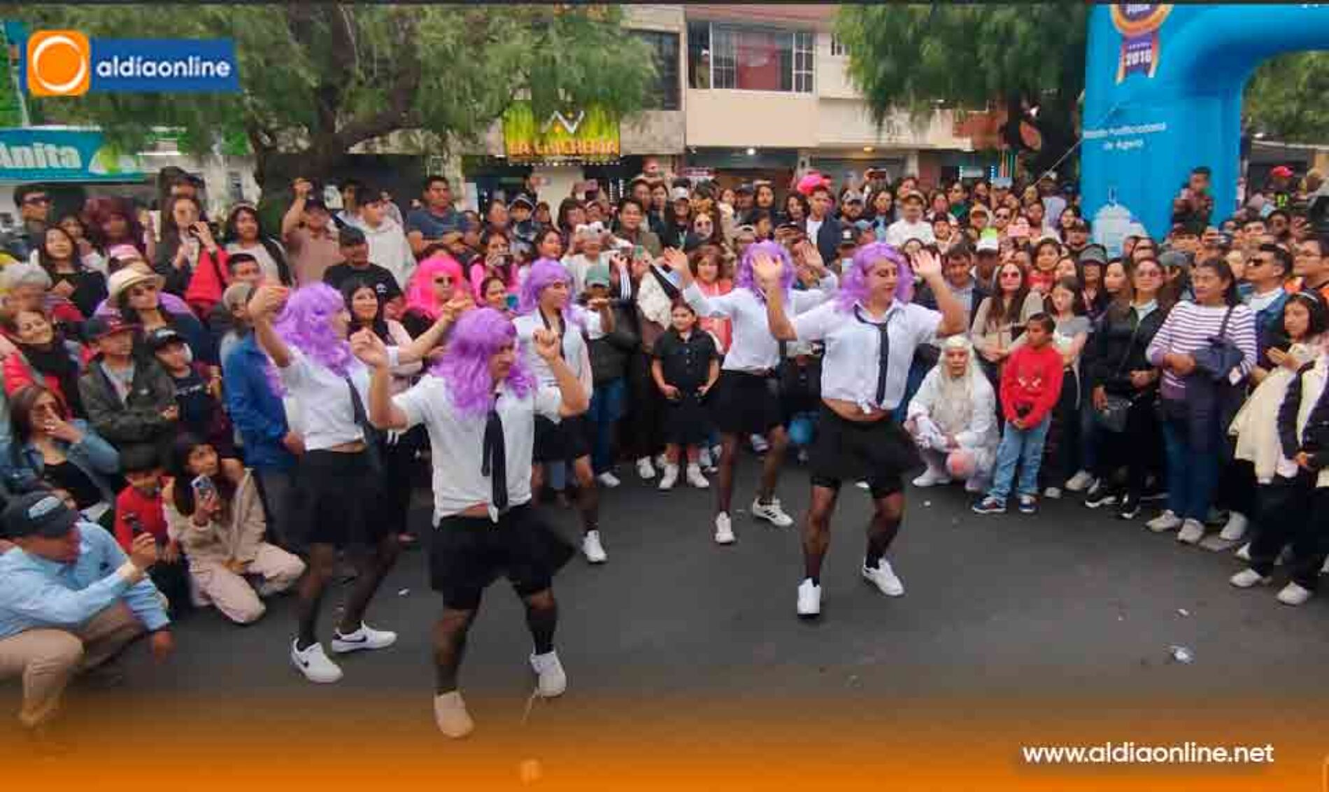LATACUNGA DESPIDIÓ EL 2025 ENTRE RISAS, TACONES Y TRADICIÓN CON “VIUDAS MASHCAS EN TACONES”