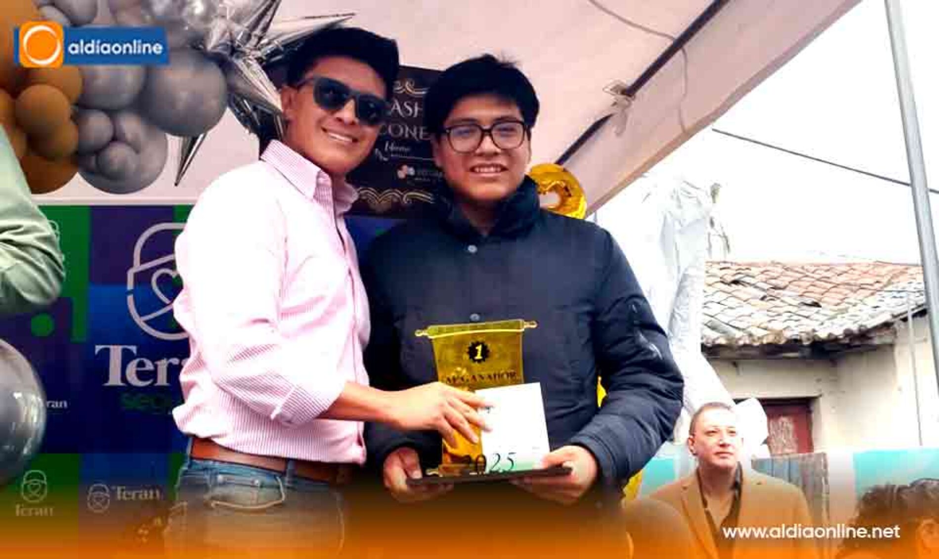 LATACUNGA DESPIDIÓ EL 2025 ENTRE RISAS, TACONES Y TRADICIÓN CON “VIUDAS MASHCAS EN TACONES”