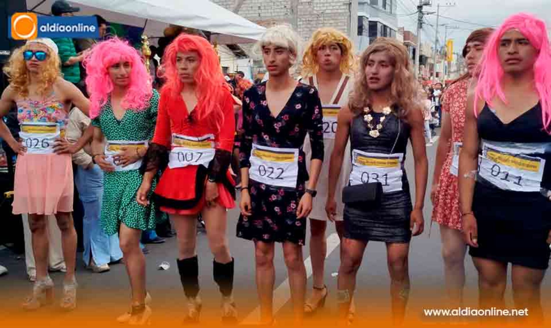 LATACUNGA DESPIDIÓ EL 2025 ENTRE RISAS, TACONES Y TRADICIÓN CON “VIUDAS MASHCAS EN TACONES”