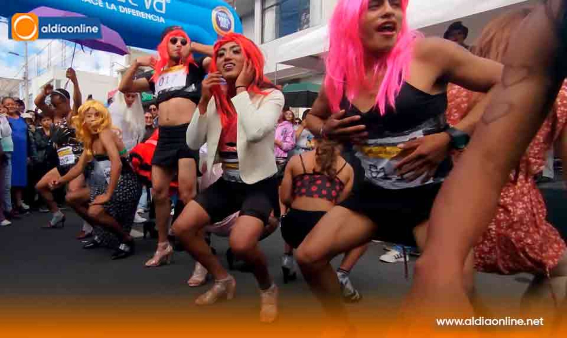 LATACUNGA DESPIDIÓ EL 2025 ENTRE RISAS, TACONES Y TRADICIÓN CON “VIUDAS MASHCAS EN TACONES”