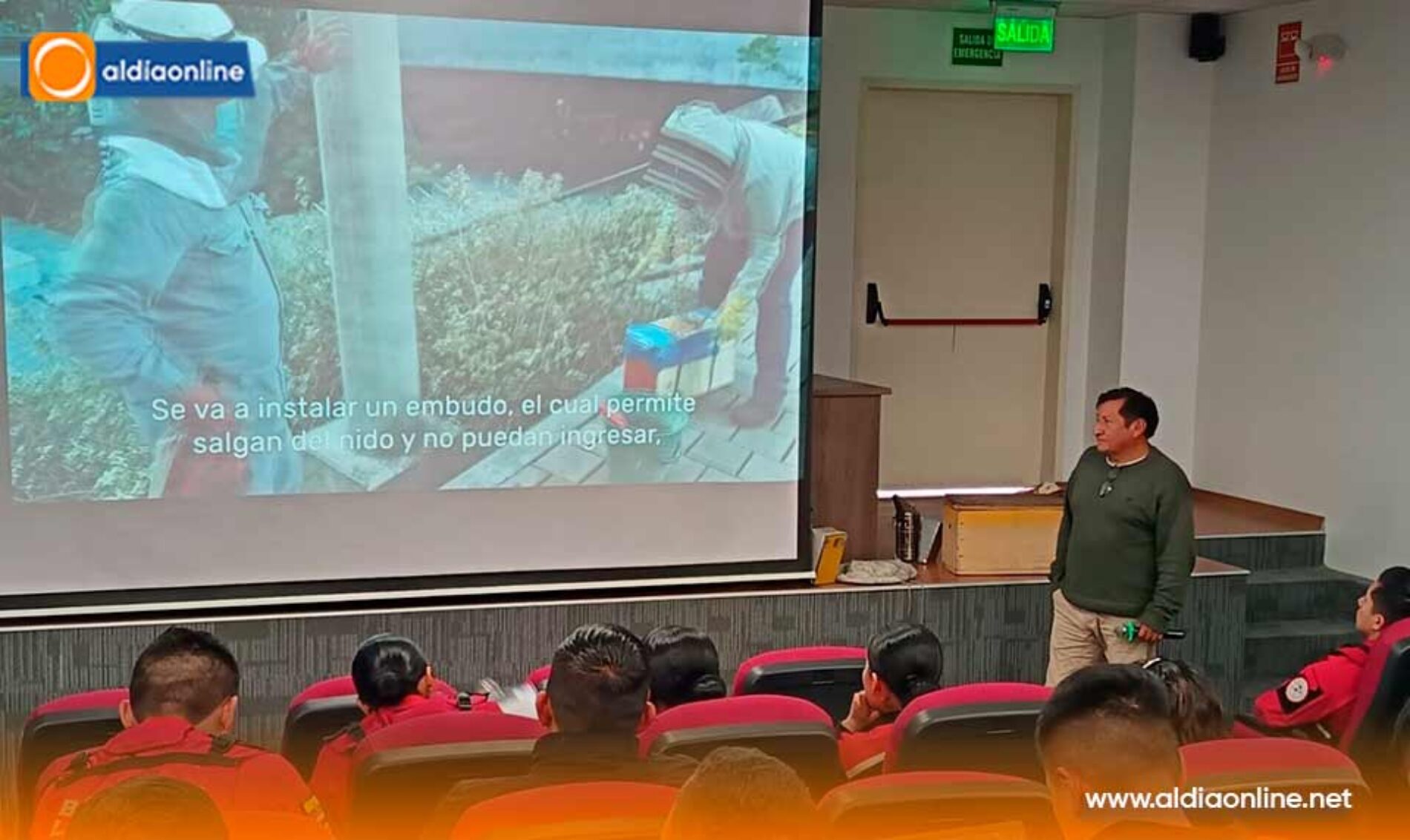 BOMBEROS DE LATACUNGA SE CAPACITAN PARA RESCATAR ABEJAS DE MANERA SEGURA