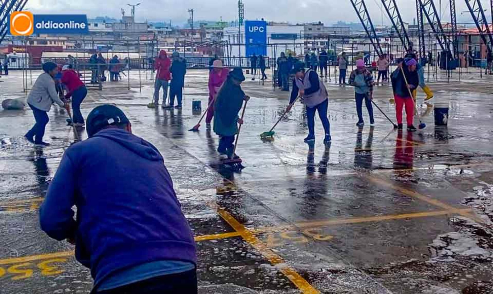 MUNICIPIO DE LATACUNGA FORTALECE EL TRABAJO COMUNITARIO CON MINGA EN LA PLAZA CANADÁ