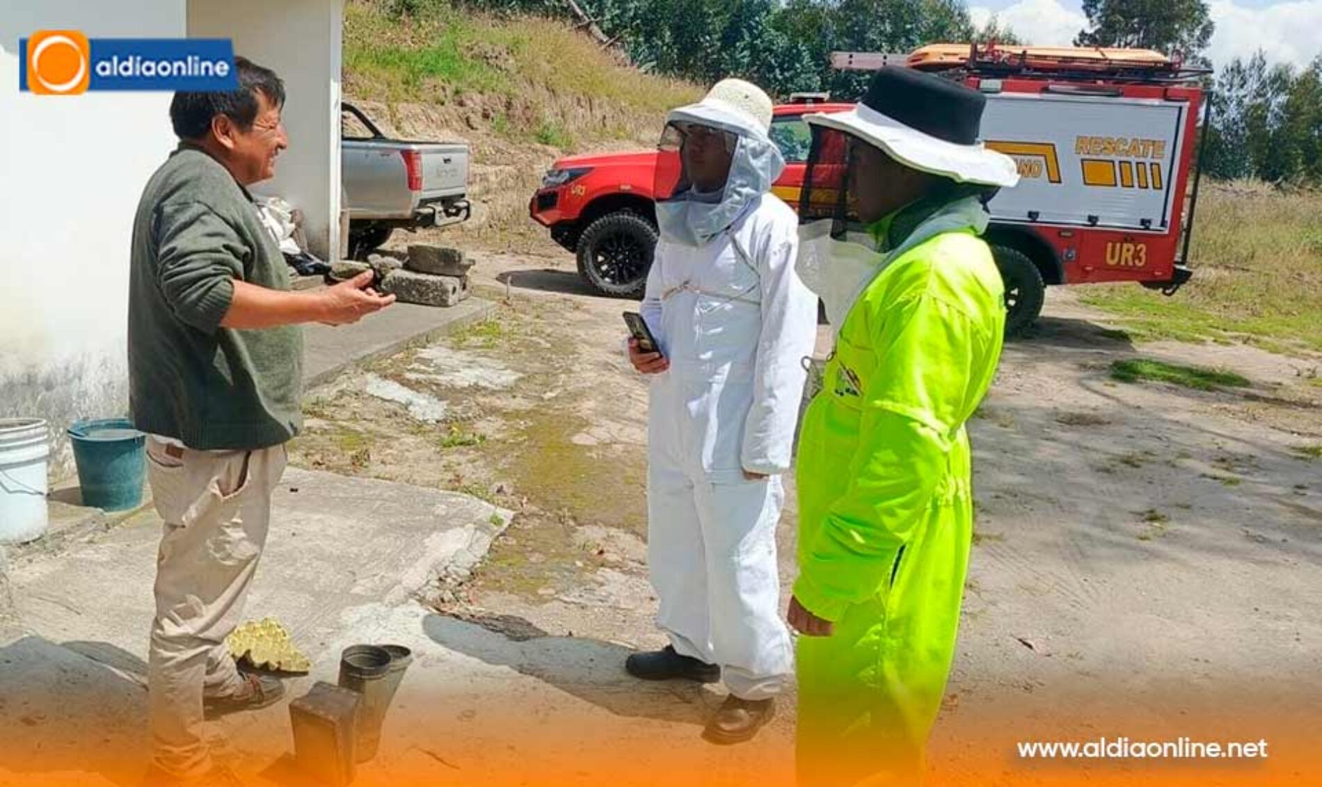 BOMBEROS DE LATACUNGA SE CAPACITAN PARA RESCATAR ABEJAS DE MANERA SEGURA