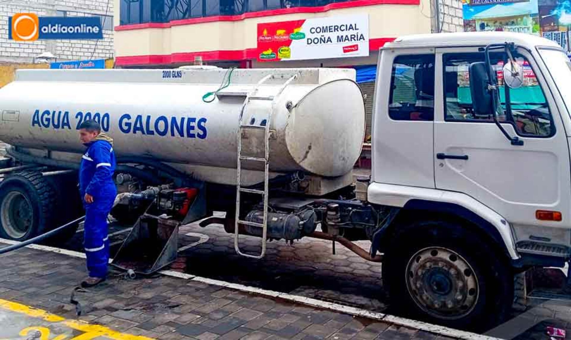 MUNICIPIO DE LATACUNGA FORTALECE EL TRABAJO COMUNITARIO CON MINGA EN LA PLAZA CANADÁ