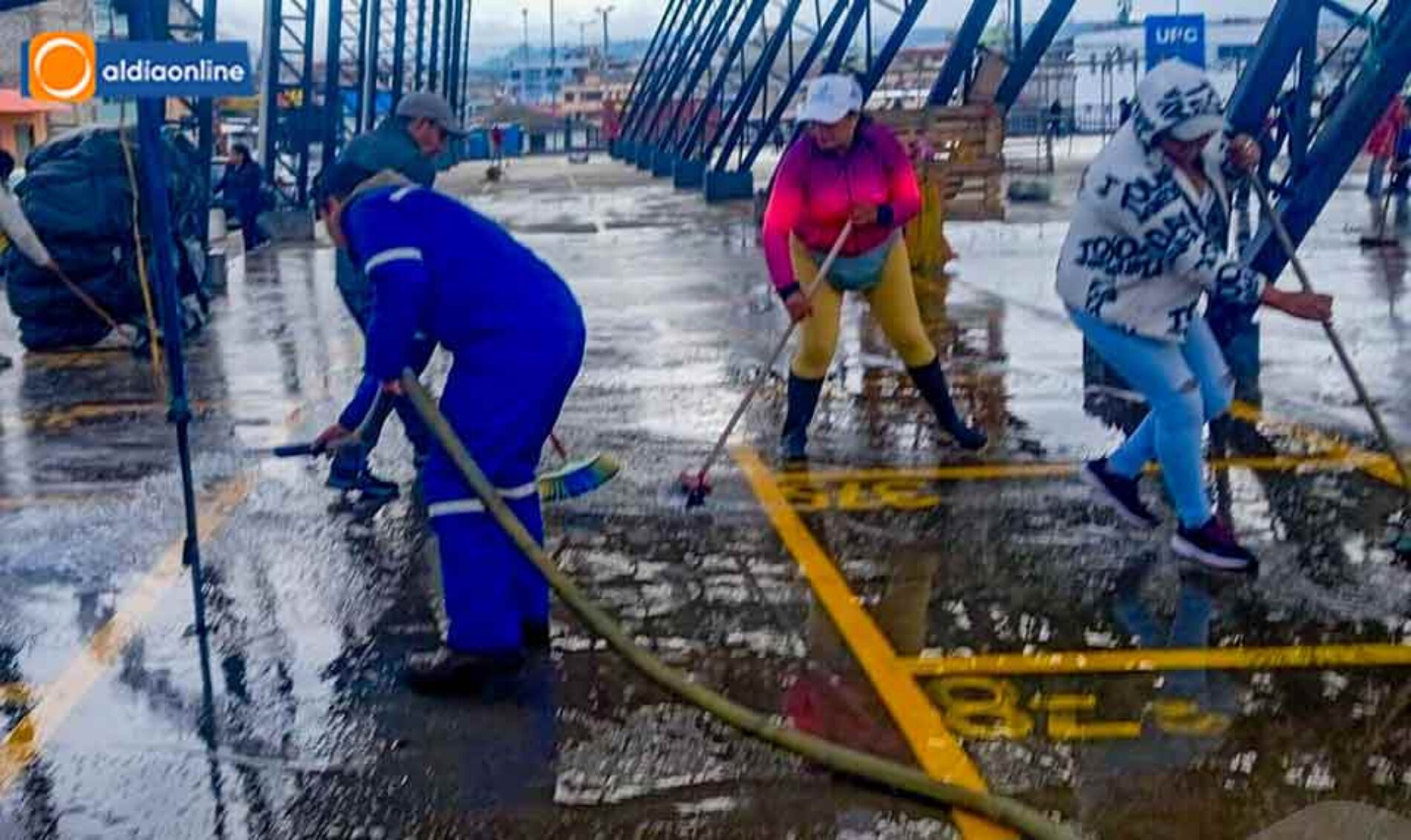MUNICIPIO DE LATACUNGA FORTALECE EL TRABAJO COMUNITARIO CON MINGA EN LA PLAZA CANADÁ