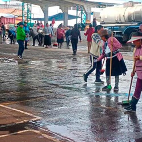 DIRECCIÓN DE SERVICIOS PÚBLICOS IMPULSA LIMPIEZA INTEGRAL DE LA PLAZA KENNEDY EN SAQUISILÍ