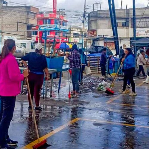 MUNICIPIO DE LATACUNGA FORTALECE EL TRABAJO COMUNITARIO CON MINGA EN LA PLAZA CANADÁ