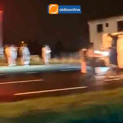 CAMIÓN CARGADO CON CHATARRA SE VUELCA EN PASTOCALLE Y GENERA CAOS VEHICULAR AL INICIO DEL FERIADO DE CARNAVAL