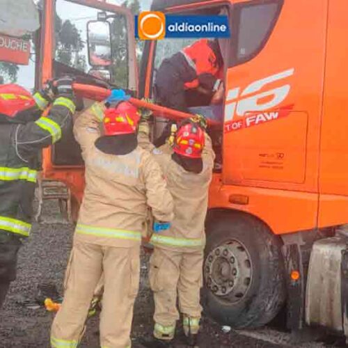 ACCIDENTE EN LA PANAMERICANA E35 MOVILIZA A EQUIPOS DE EMERGENCIA EN LATACUNGA