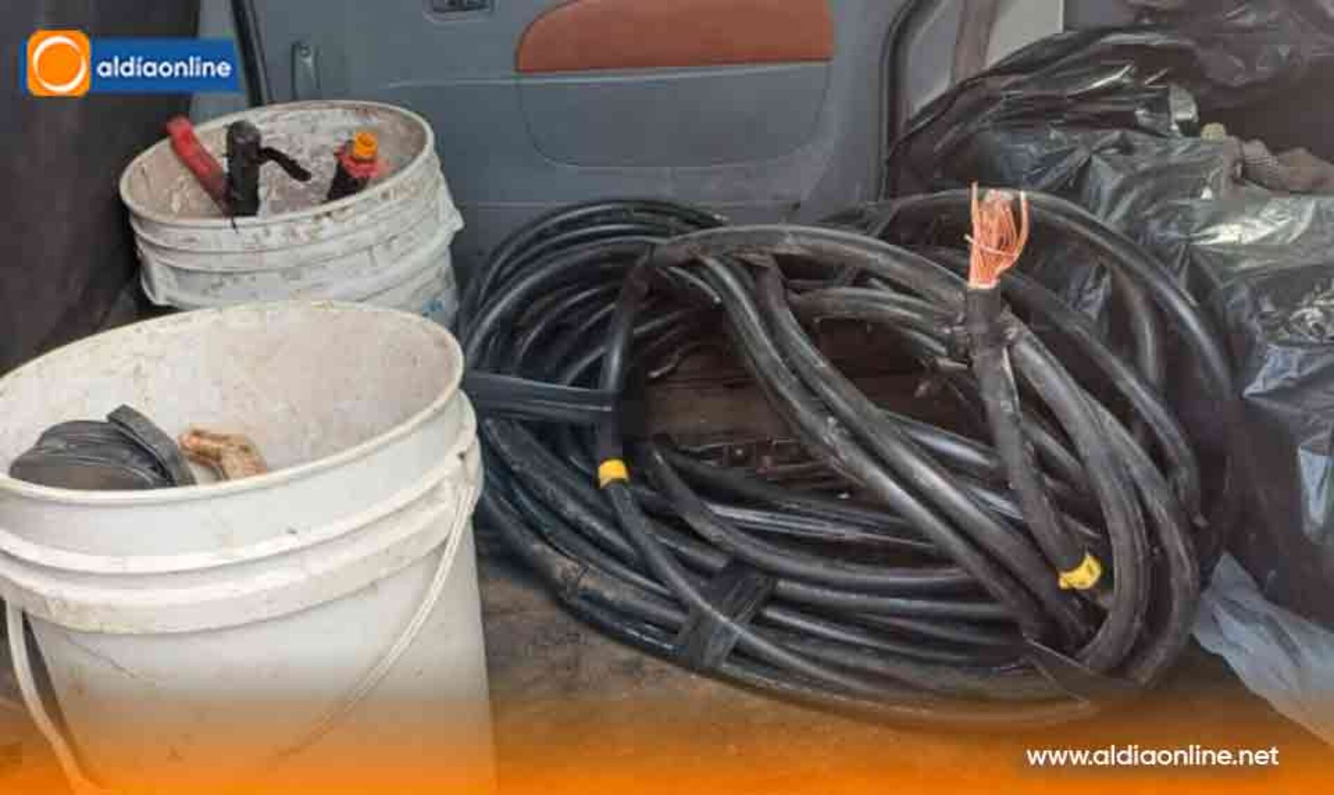 INTENTO DE ROBO DE CABLES DE COBRE EN PLENA AV. CRISTÓBAL CEPEDA Y 2 DE MAYO DEJA DAÑOS AL SISTEMA ELÉCTRICO
